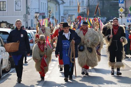 Kamnik so obiskali koranti iz Zamušanov pri Ptuju in v mestno jedro privabili nepregledno množico, željno ogleda tradicionalne pustne šege (73)